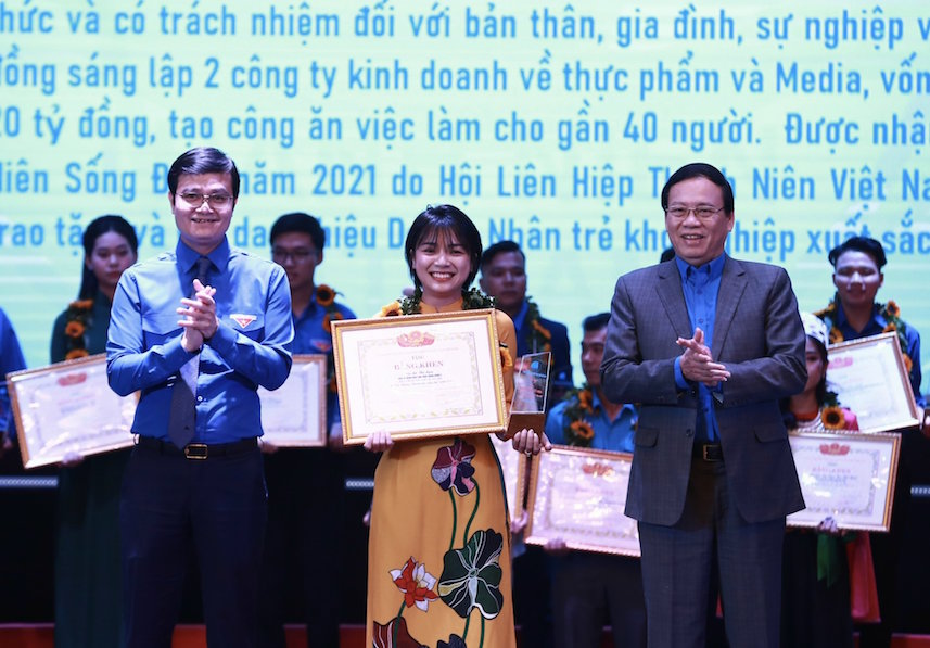 56 cán bộ Hội Liên hiệp thanh niên nhận giải thưởng 15 tháng 10