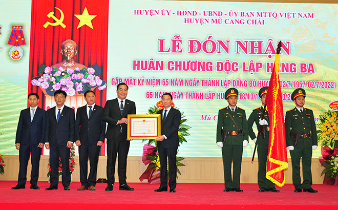 Mù Cang Chải đón nhận Huân chương Độc lập hạng Ba