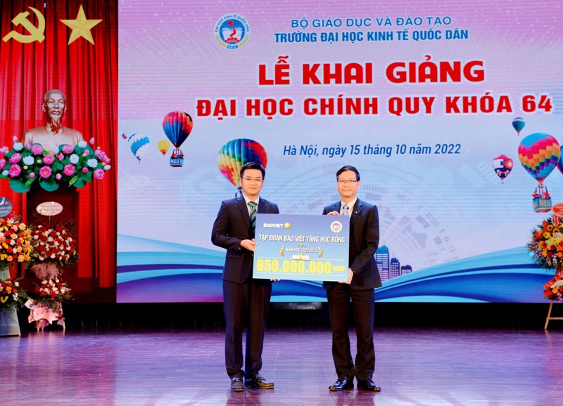 Bảo Việt trao học bổng cho sinh viên Trường Đại học Kinh tế Quốc dân