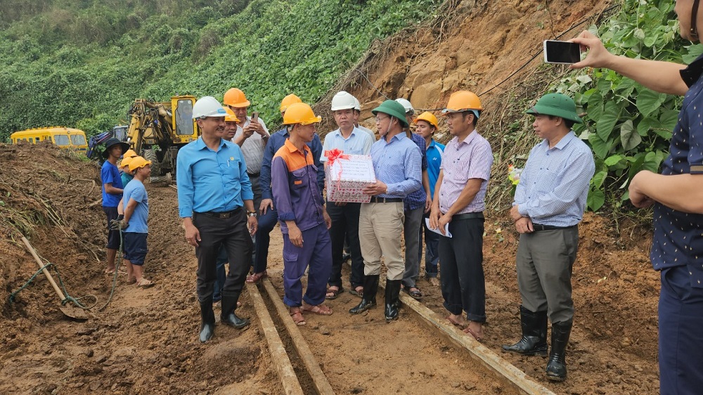 Đường sắt Bắc - Nam thông tuyến sau hơn 1 ngày gián đoạn vì mưa lũ
