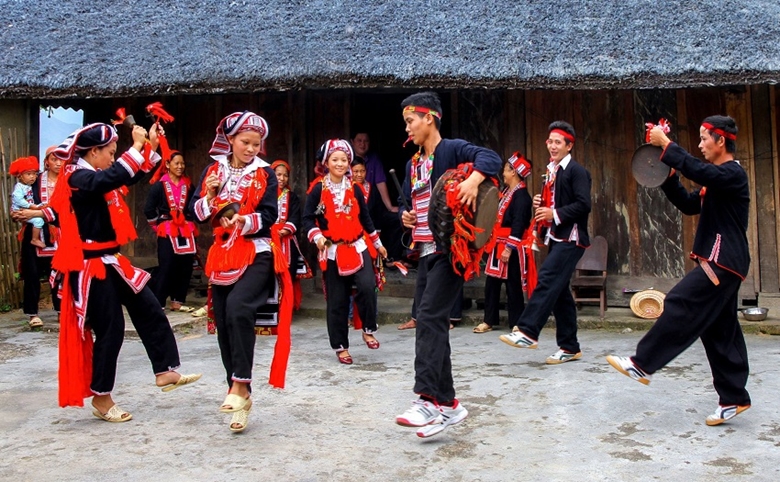 Tôn vinh nét đẹp trang phục dân tộc