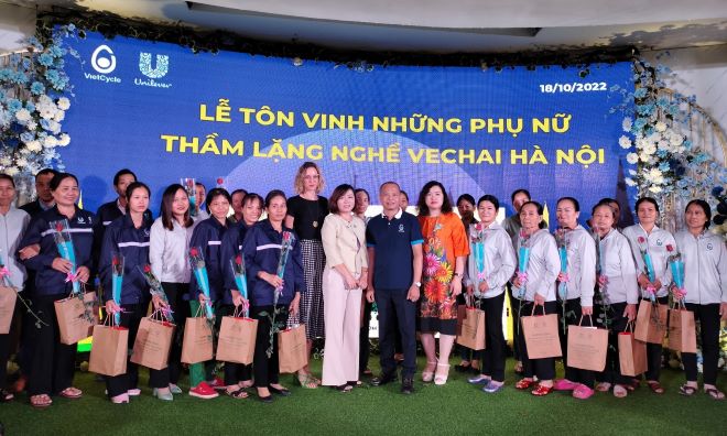 Tôn vinh và hỗ trợ lao động nữ phi chính thức về thu gom rác thải