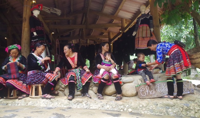 Khôi phục, bảo tồn và phát triển bản sắc văn hóa truyền thống của dân tộc thiểu số rất ít người