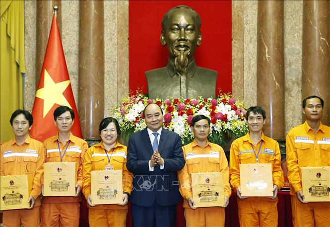 Chủ tịch nước Nguyễn Xuân Phúc gặp mặt, biểu dương thợ giỏi ngành Điện