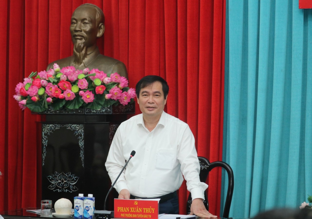Phát huy vai trò nêu gương của cán bộ, đảng viên, nhất là người đứng đầu