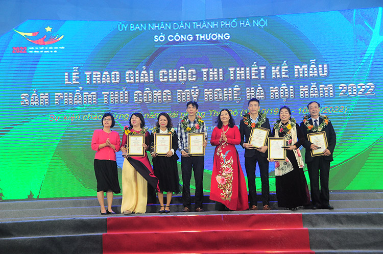 Trao giải Cuộc thi thiết kế mẫu sản phẩm thủ công mỹ nghệ Hà Nội năm 2022