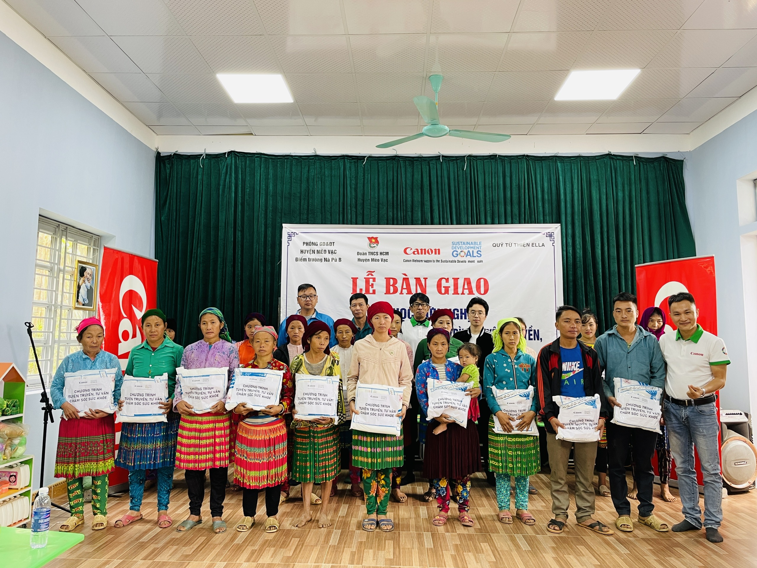 Tiếp sức năm học mới cho trẻ em vùng cao Hà Giang