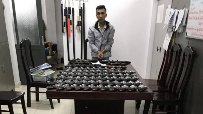 Bắt đối tượng tàng trữ 229 khẩu súng và kho đạn