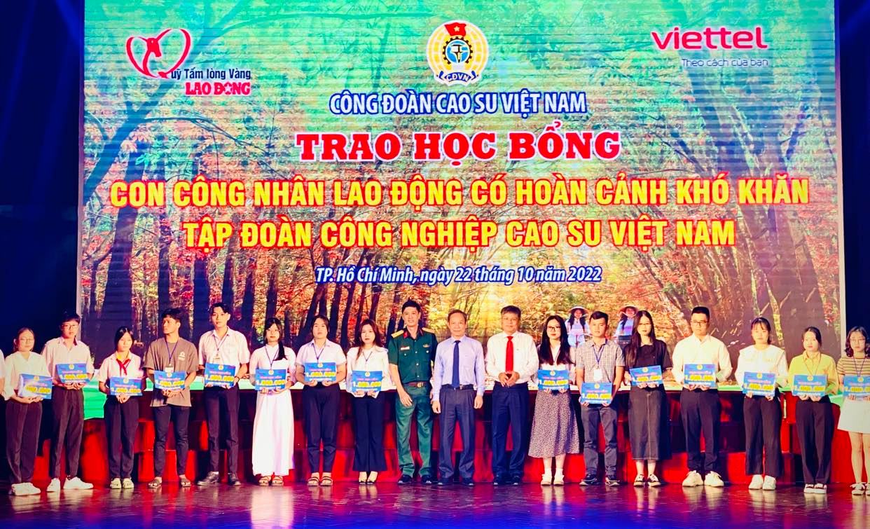 Tuyên dương, trao học bổng cho con em ngành cao su