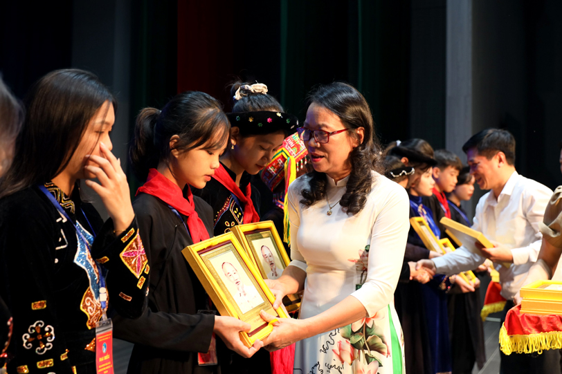 Thứ trưởng, Phó Chủ nhiệm Hoàng Thị Hạnh gặp mặt học sinh, sinh viên tiêu biểu, xuất sắc người DTTS tỉnh Bắc Kạn