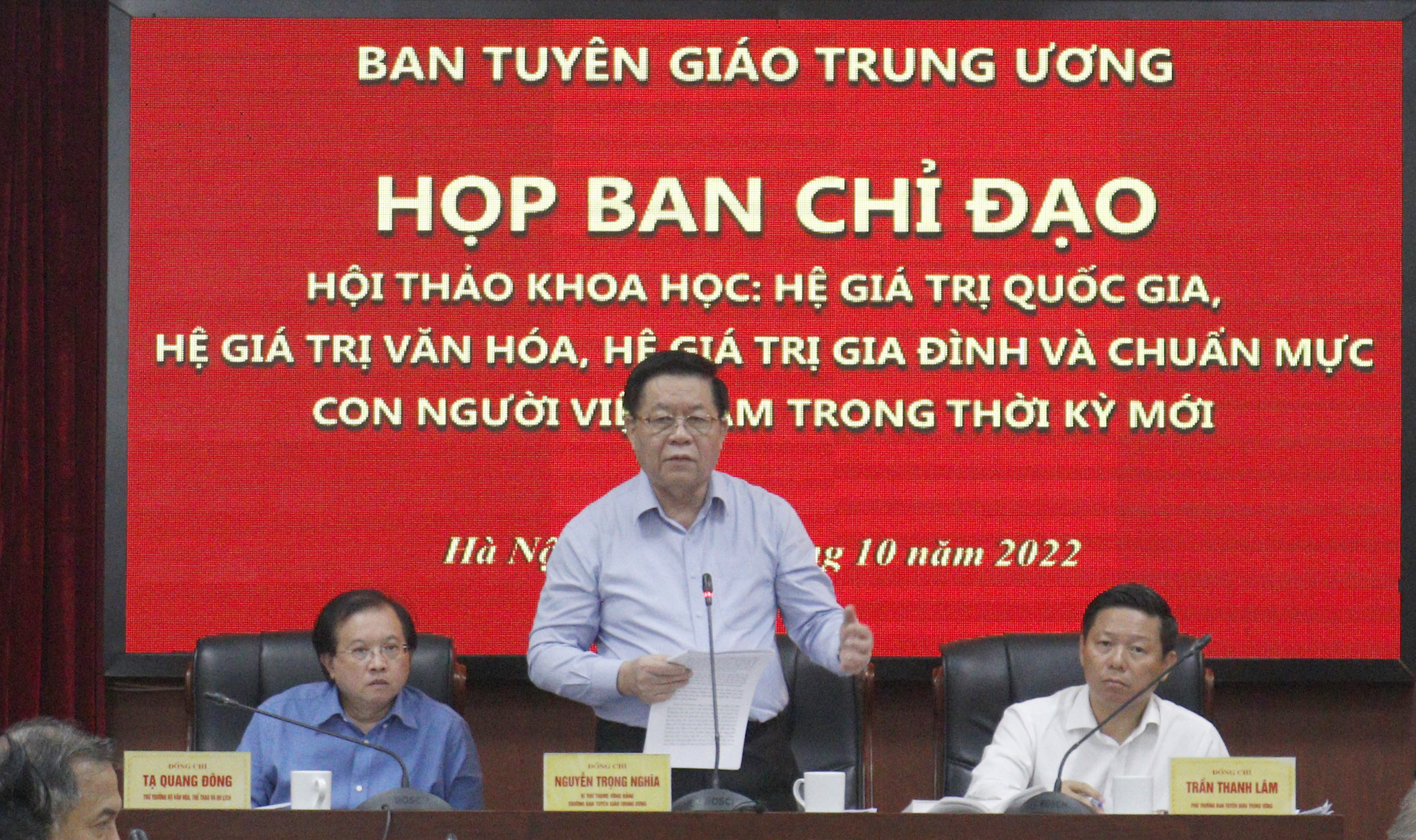 Khẳng định hệ giá trị quốc gia, văn hoá, gia đình và chuẩn mực con người Việt Nam
