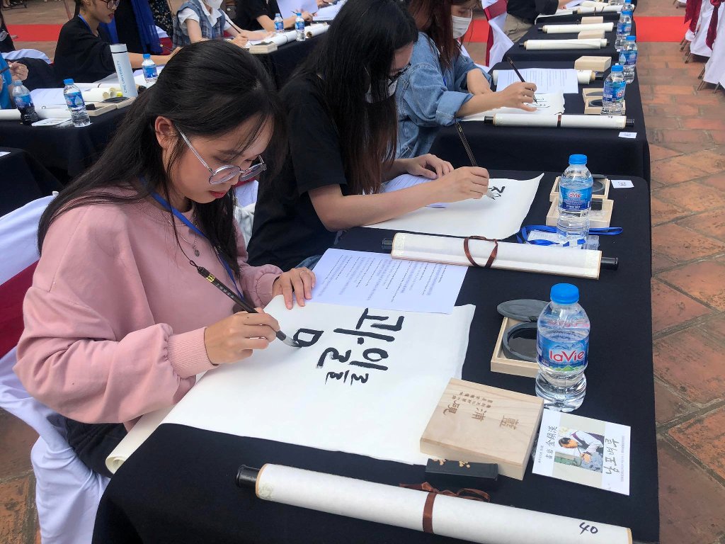 Thi viết “Danh ngôn Chủ tịch Hồ Chí Minh trên thư pháp Hàn Quốc”
