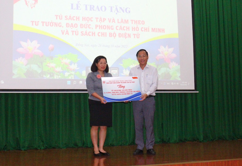 ​Trao tặng Tủ sách Học tập và làm theo tư tưởng, đạo đức, phong cách Hồ Chí Minh