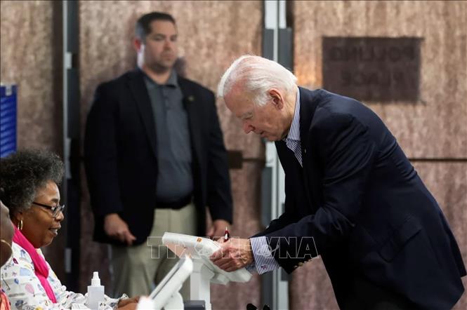 Bầu cử Mỹ Tổng thống J Biden đi bỏ phiếu sớm