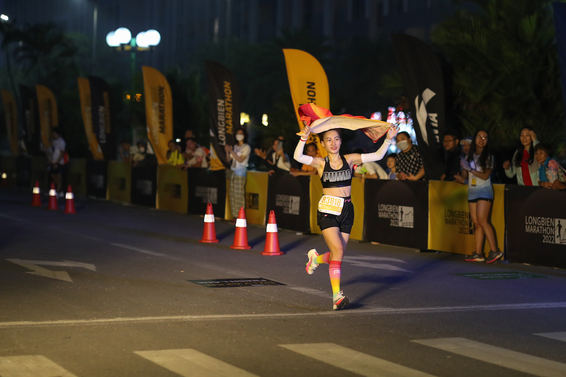 10 000 vận động viên tham gia giải chạy Longbien Marathon 2022
