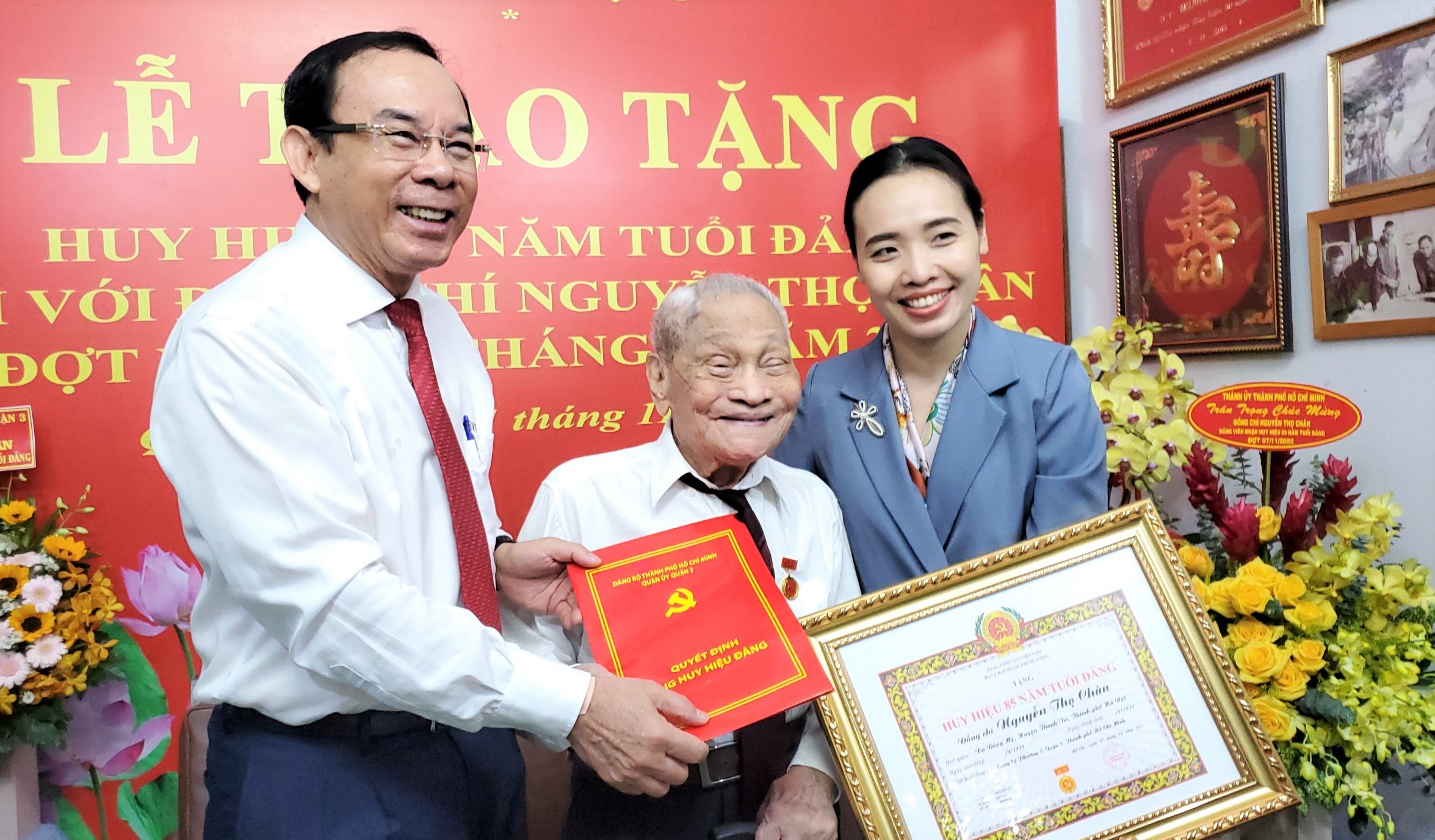 Trao Huy hiệu 85 tuổi Đảng cho đồng chí Nguyễn Thọ Chân