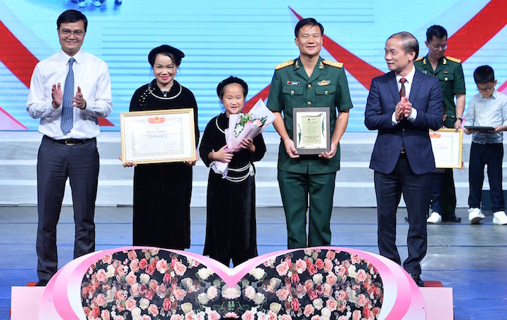 Tuyên dương 21 gia đình trẻ tiêu biểu đến từ 17 tỉnh, thành phố