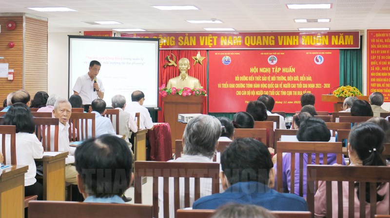 Bồi dưỡng kiến thức về bảo vệ môi trường, biên giới, biển đảo cho người cao tuổi