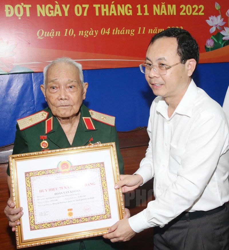 TP Hồ Chí Minh Trao Huy hiệu Đảng cho các đảng viên lão thành