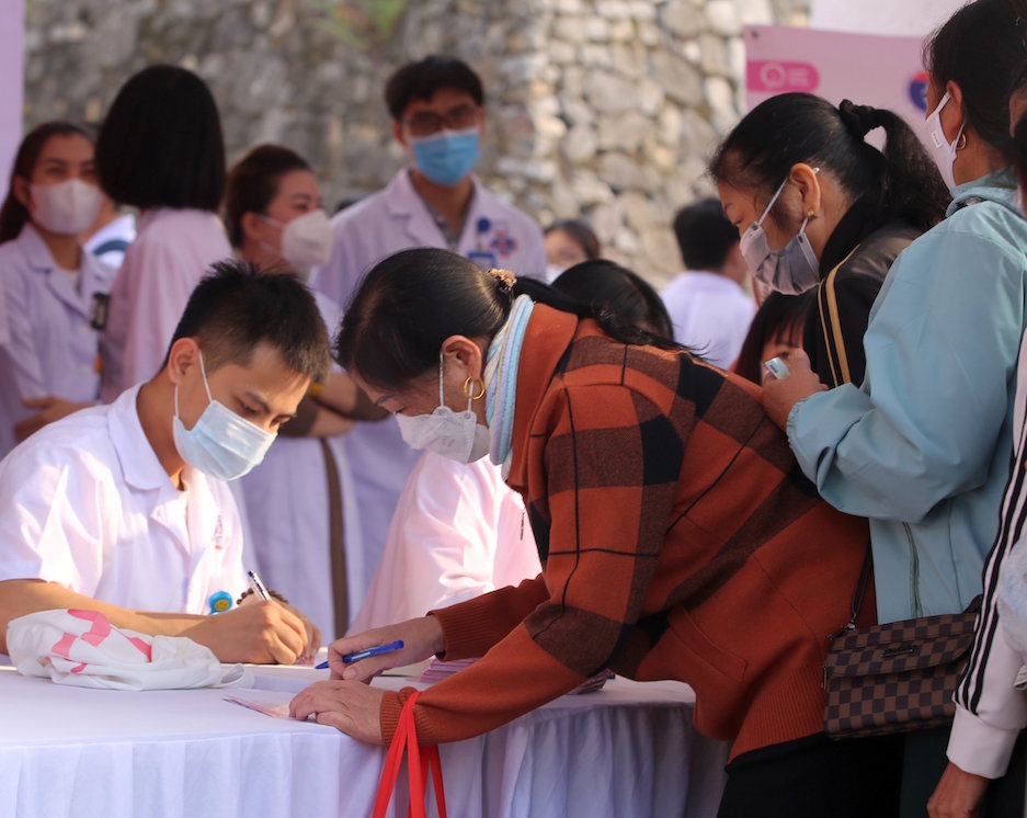 Chung sức giúp đỡ thanh thiếu nhi và người dân có hoàn cảnh khó khăn
