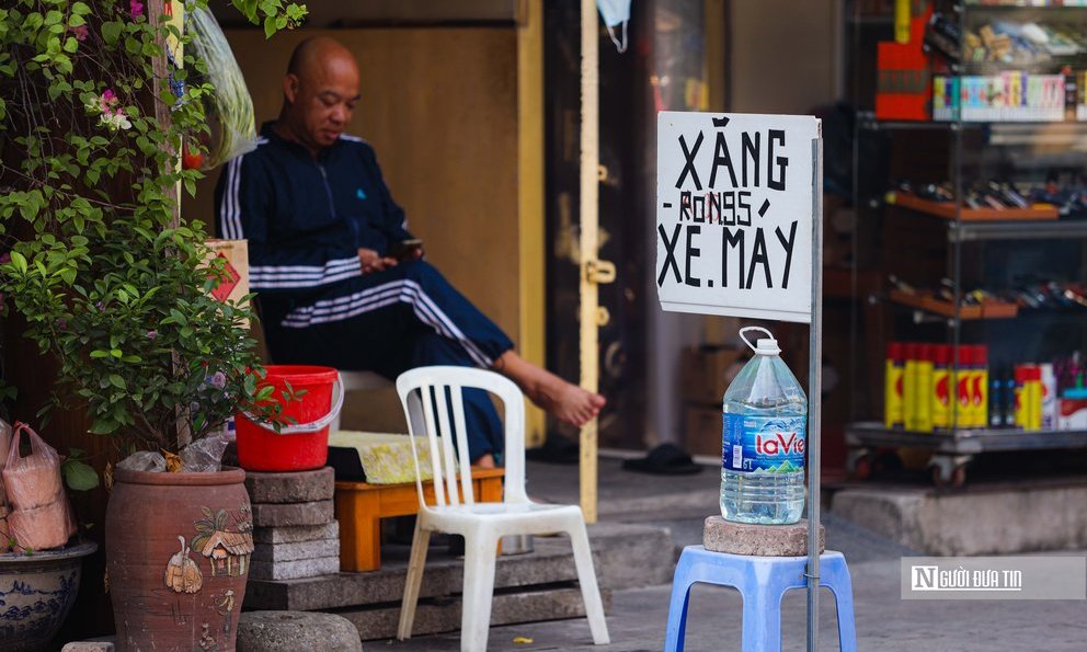 Hà Nội yêu cầu dẹp ngay cây xăng chai, lọ ở vỉa hè