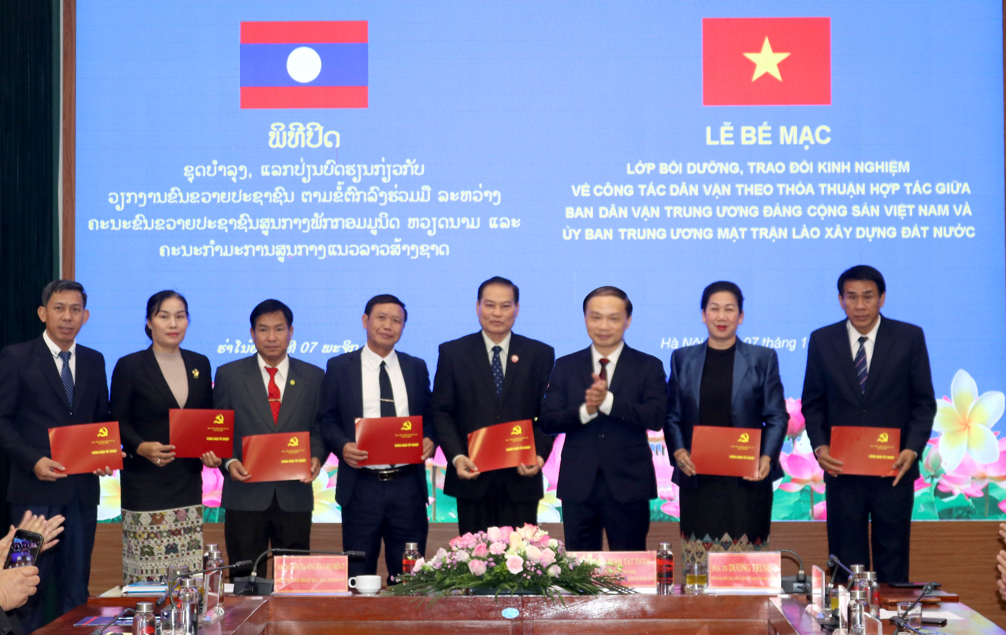 Bồi dưỡng, trao đổi kinh nghiệm công tác dân vận Việt Nam và Lào