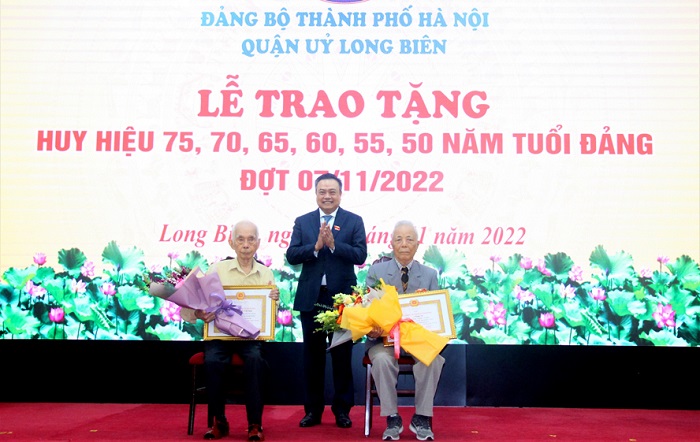 Long Biên Hà Nội  Trao Huy hiệu Đảng tặng đảng viên lão thành