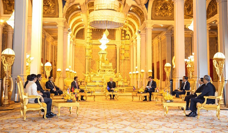 Lãnh đạo các nước ASEAN tiếp kiến Quốc vương Campuchia