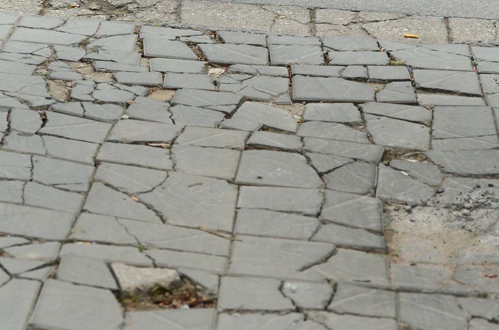 Đi tìm lời giải cho lát đá vỉa hè xuống cấp