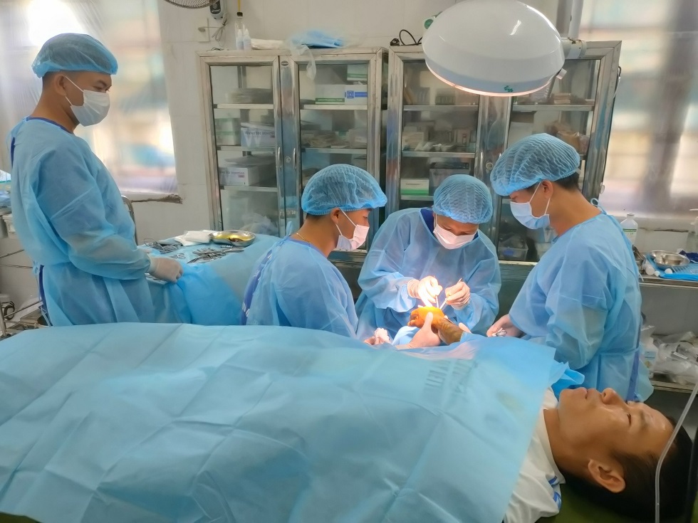 Bệnh xá đảo Song Tử Tây cấp cứu ngư dân gặp nạn