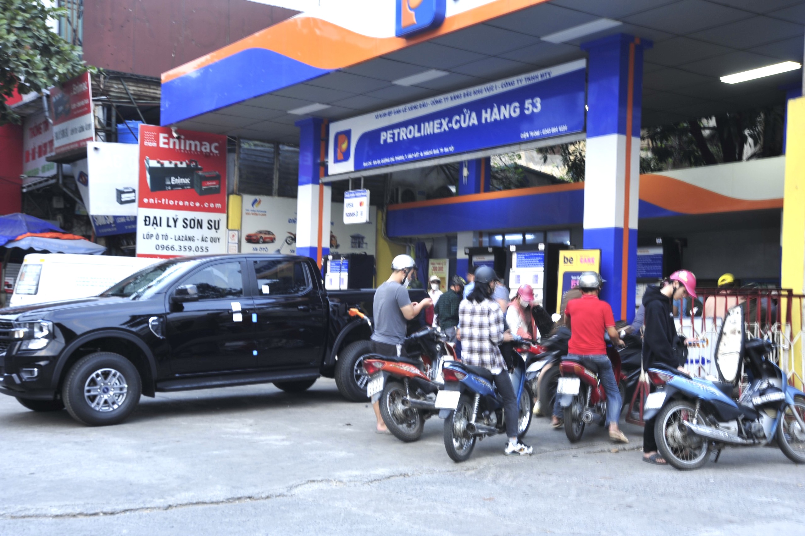 Giá xăng tăng hơn 1 000 đồng lít