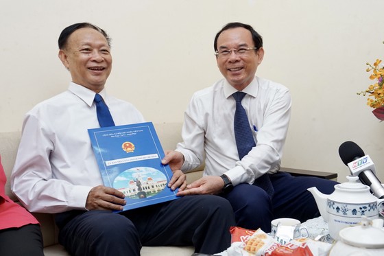 Bí thư Thành ủy TP Hồ Chí Minh Nguyễn Văn Nên thăm, chúc mừng nhà giáo tiêu biểu