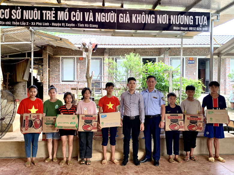 Cục QLTT Hà Giang Chung tay hỗ trợ người nghèo