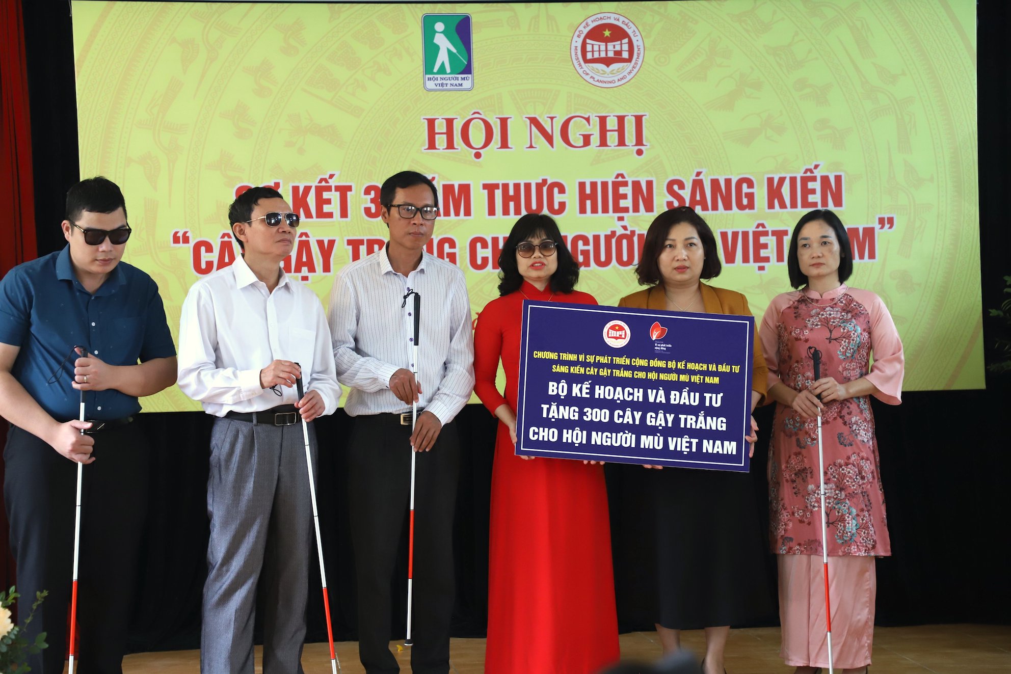 Hơn 20 300 cây gậy trắng tặng người khiếm thị