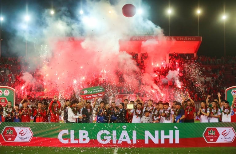 CLB Hải Phòng và Nam Định nhận án phạt vì CĐV đốt pháo sáng