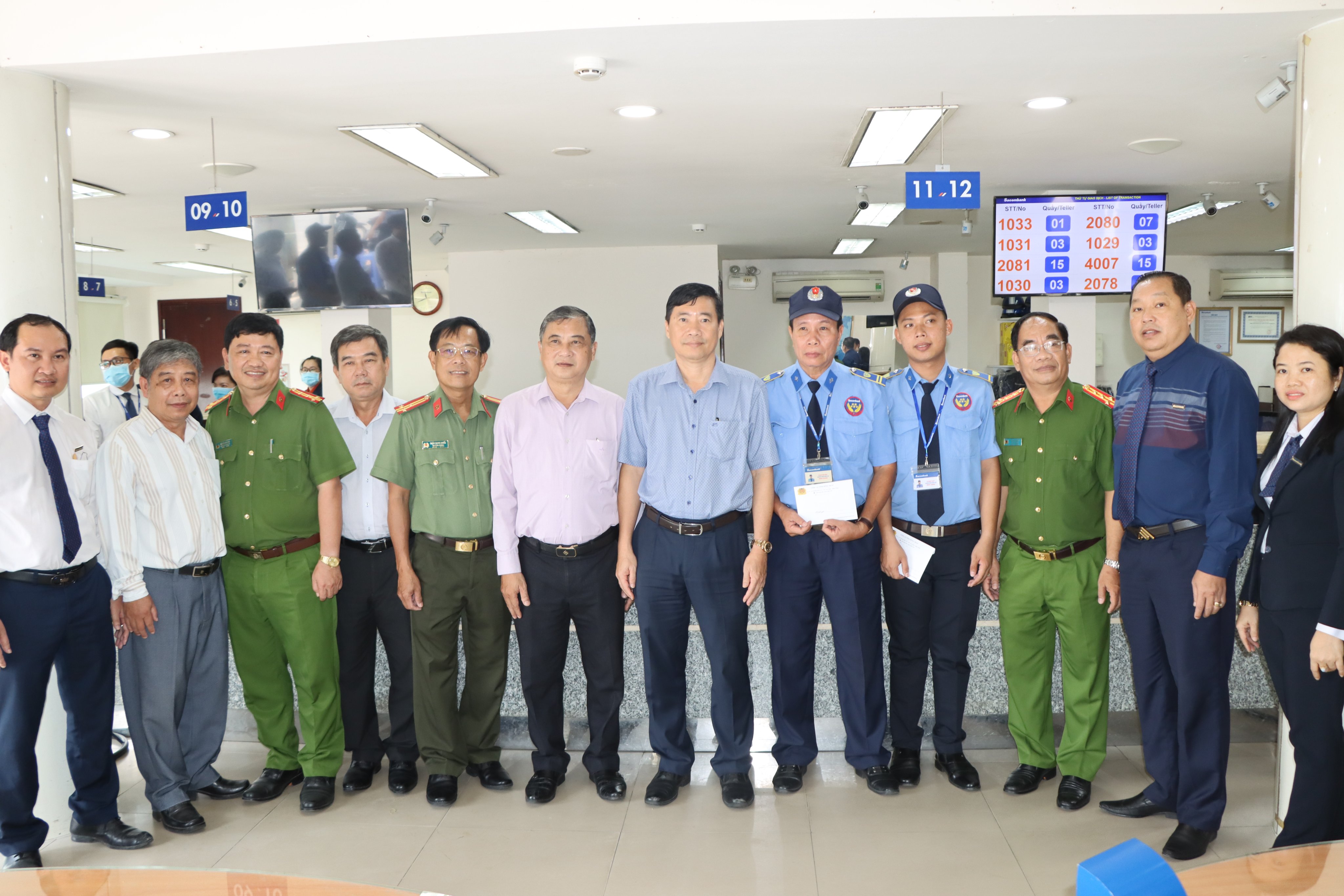 Đồng Tháp “Thưởng nóng” lực lượng bắt cướp tại Sacombank Sa Đéc