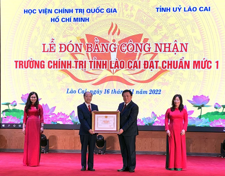 Trường Chính trị tỉnh Lào Cai đón Bằng công nhận đạt chuẩn mức 1