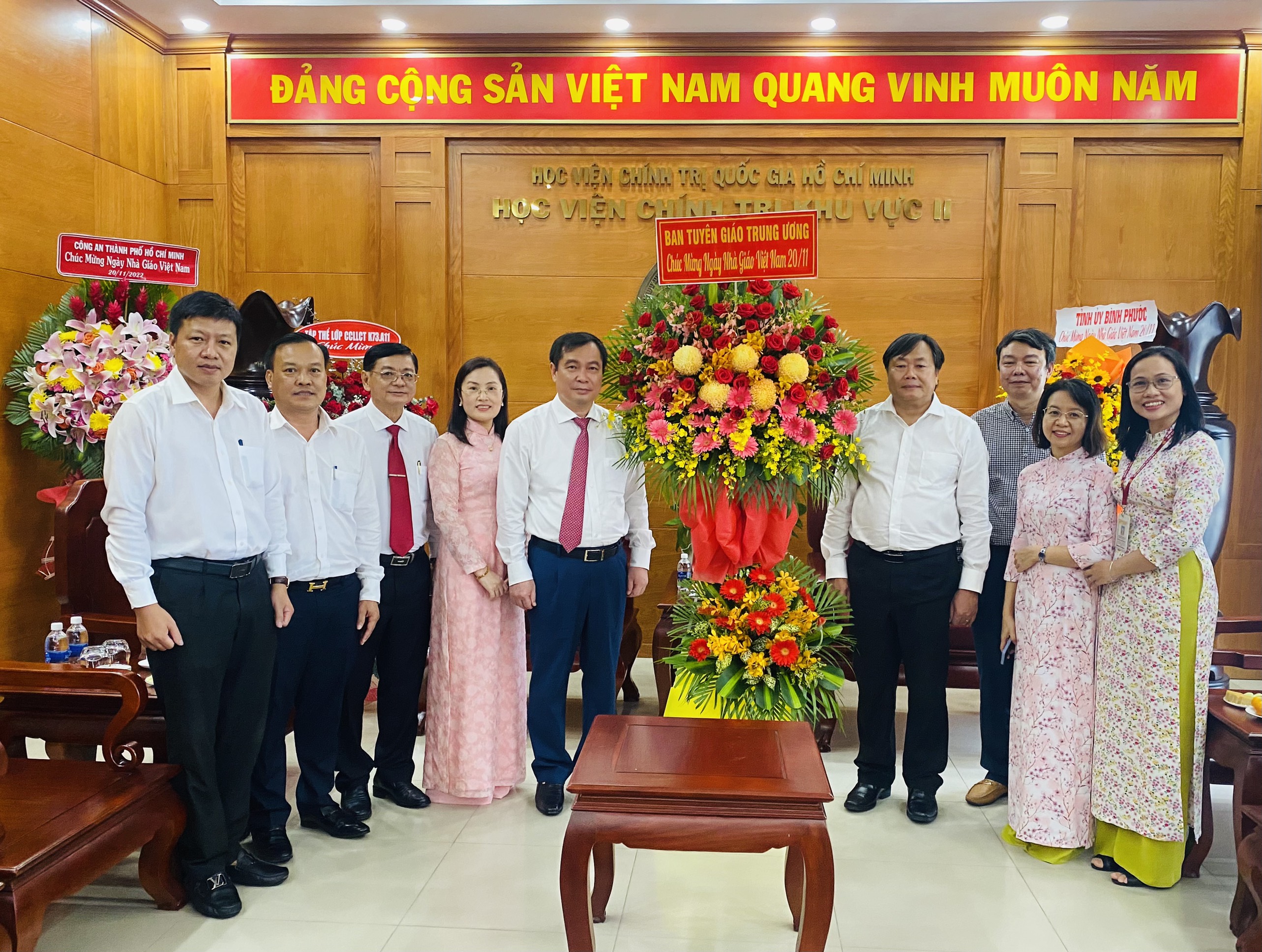 Phó Trưởng Ban Tuyên giáo Trung ương Phan Xuân Thủy chúc mừng Ngày Nhà giáo Việt Nam