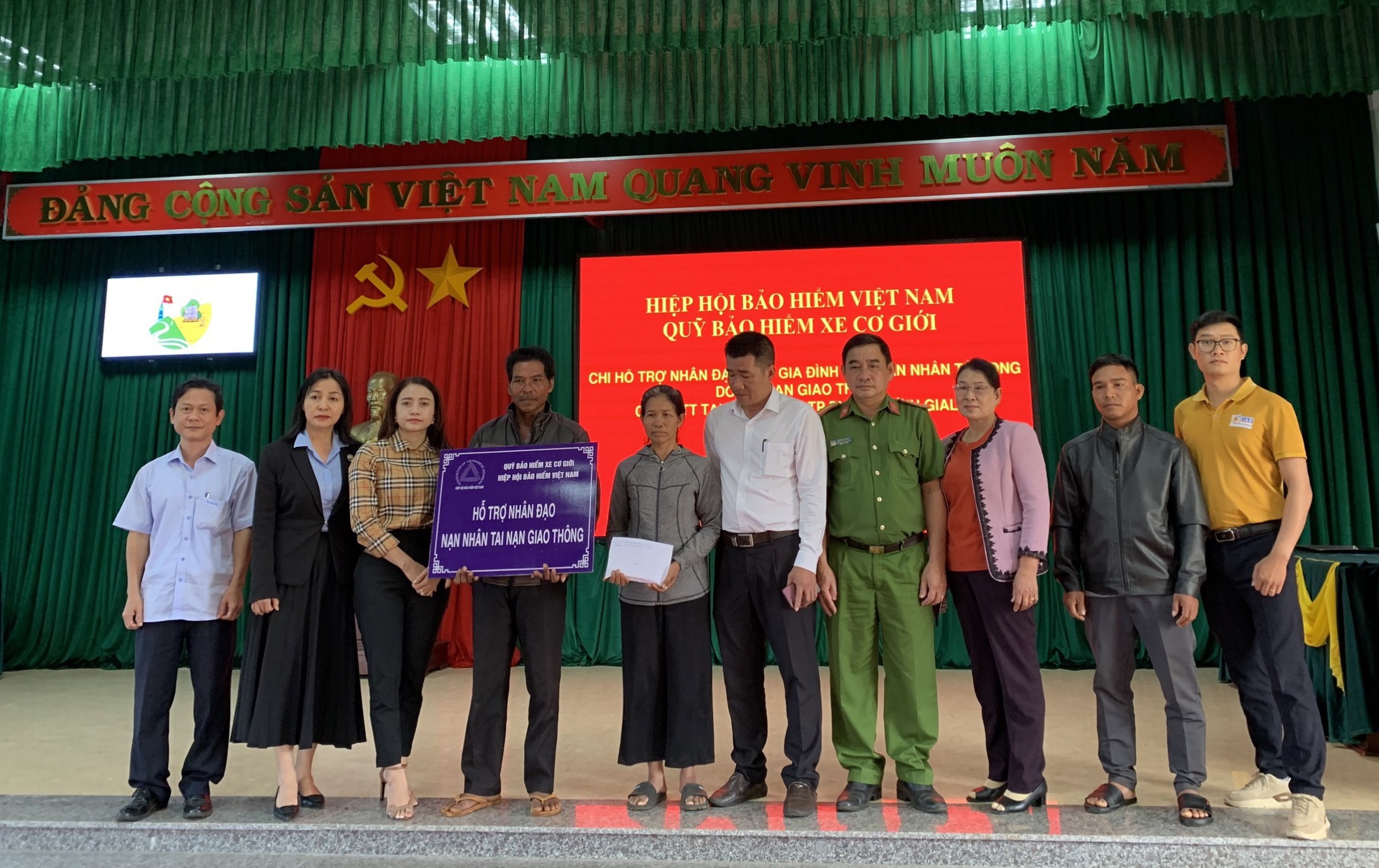 Hỗ trợ gia đình có 3 nạn nhân tử vong do tai nạn giao thông ở Gia Lai