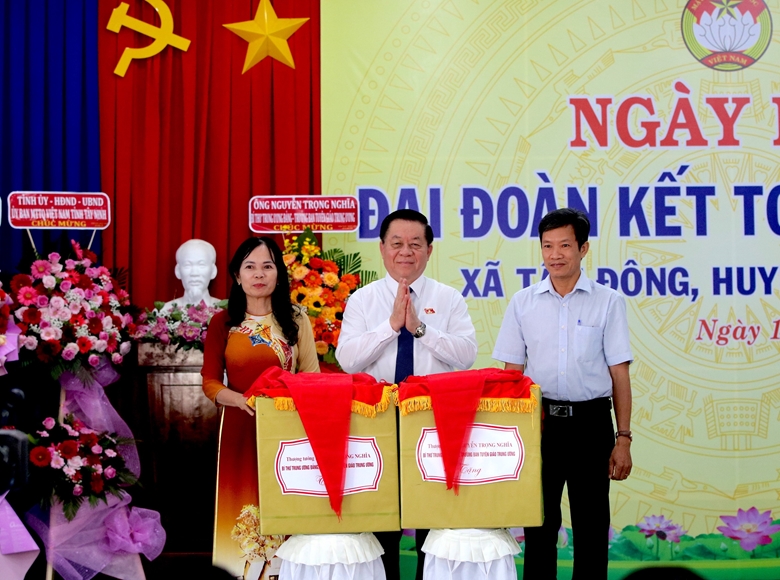 Đồng chí Nguyễn Trọng Nghĩa dự Ngày hội Đại đoàn kết toàn dân tộc tại Tây Ninh