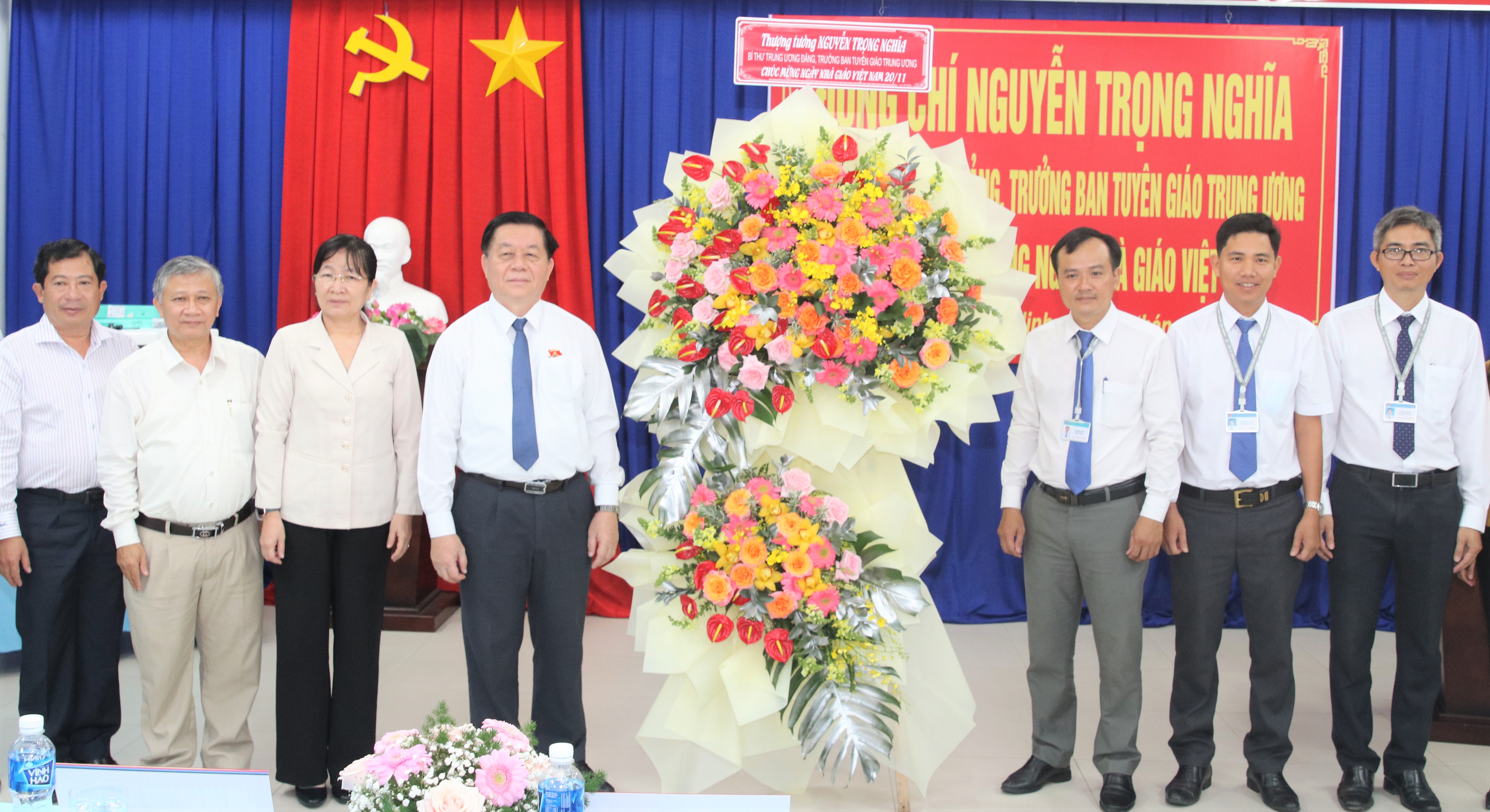 Đồng chí Nguyễn Trọng Nghĩa thăm, chúc mừng các thầy cô giáo tại Tây Ninh