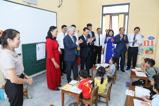 Với tình yêu nghề nghiệp, các thầy cô giáo sẽ tiếp tục nỗ lực vượt khó