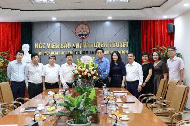 Lãnh đạo Báo điện tử ĐCSVN chúc mừng Ngày Nhà giáo Việt Nam 20 11