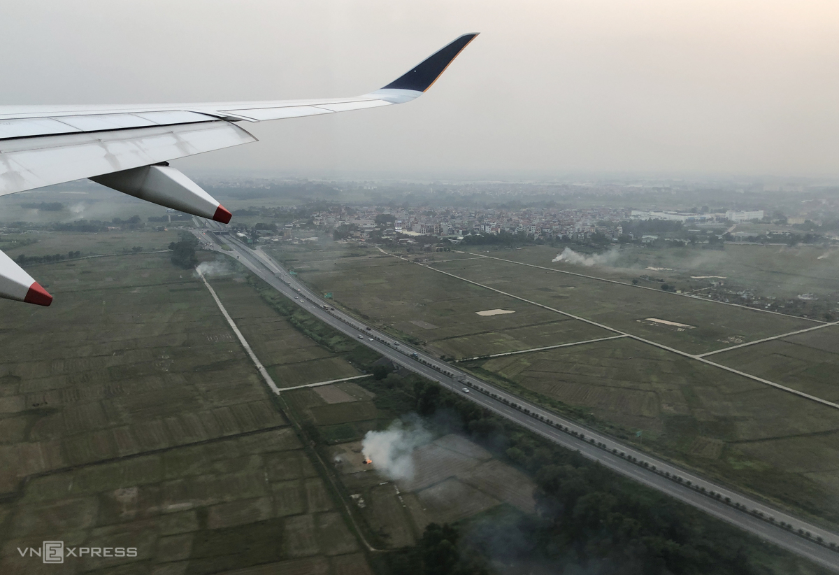 Đốt rơm rạ ảnh hưởng đến an toàn hàng không có vi phạm pháp luật