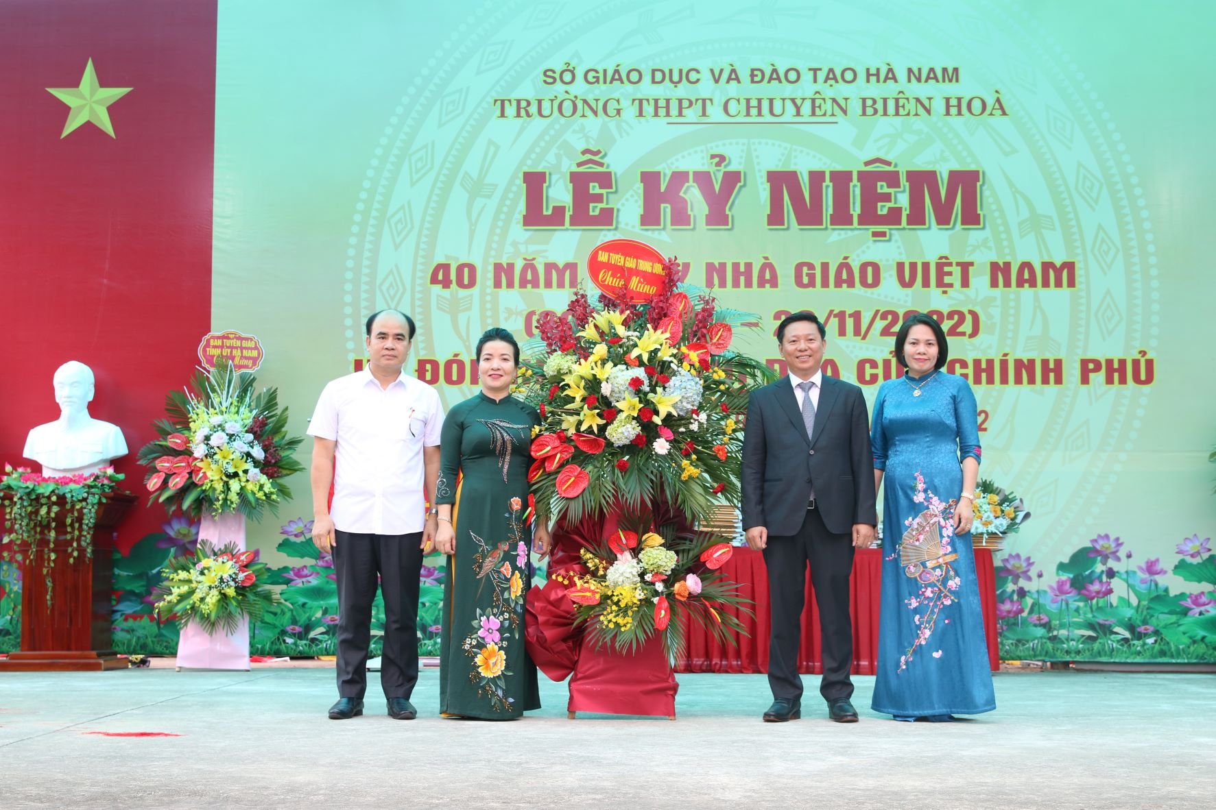 Lãnh đạo Ban Tuyên giáo Trung ương chúc mừng Trường THPT Chuyên Biên Hòa nhân ngày Nhà giáo Việt Nam