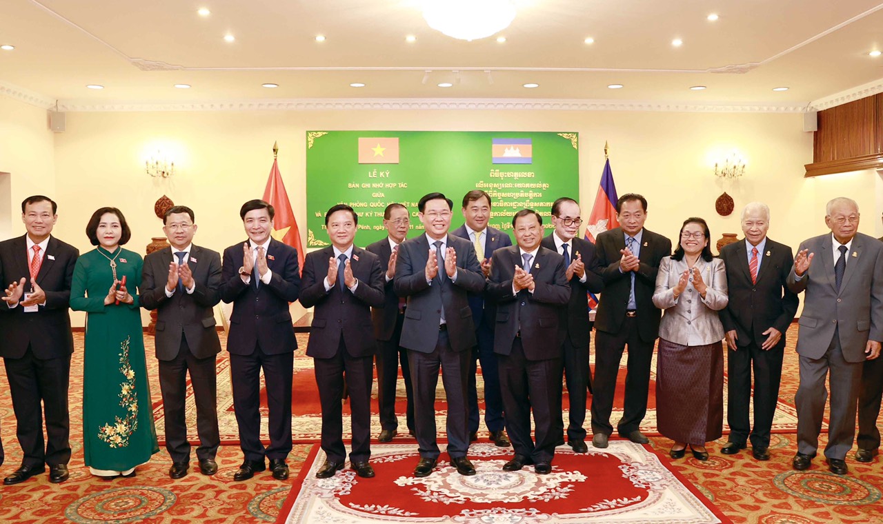 Chủ tịch Quốc hội Vương Đình Huệ hội kiến Chủ tịch Thượng viện Campuchia Samdech Say Chhum

​