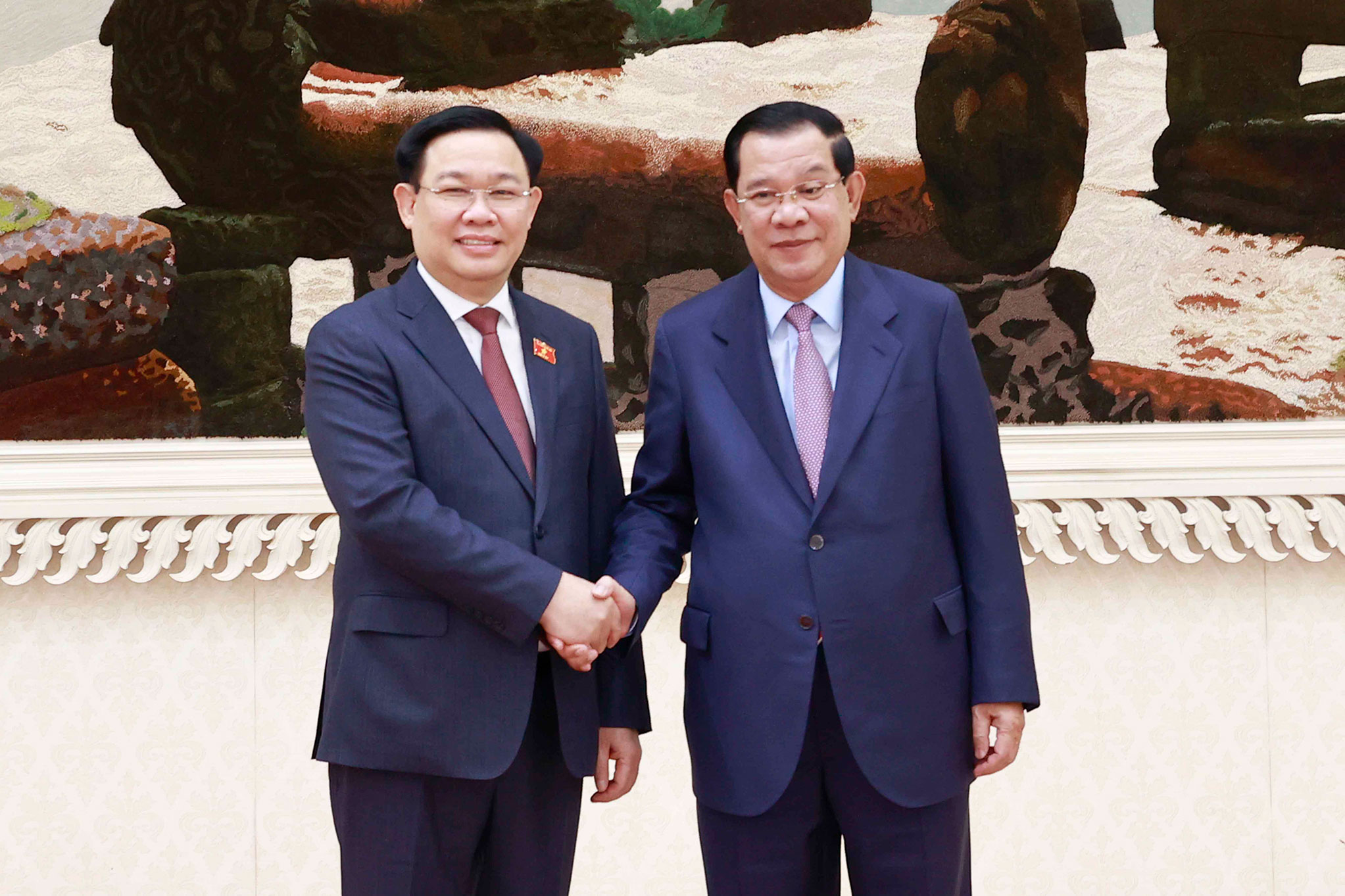 Chủ tịch Quốc hội Vương Đình Huệ hội kiến Thủ tướng Campuchia Hun Sen