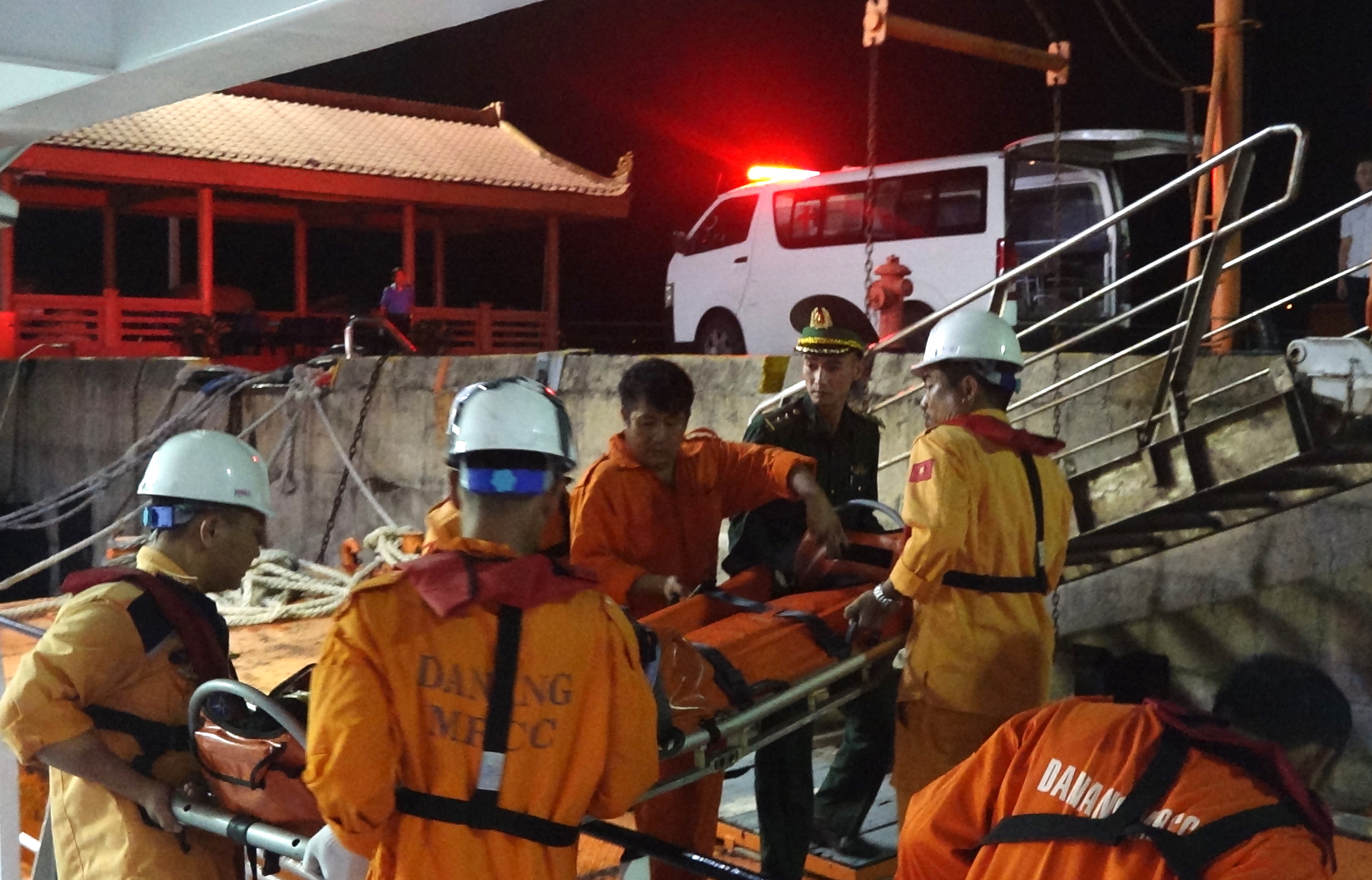 Cứu thuyền viên tàu nước ngoài bị bệnh nguy kịch trên biển