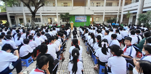 300 học sinh Trường THCS Lê Hồng Phong được truyền thông về phòng, chống tác hại thuốc lá