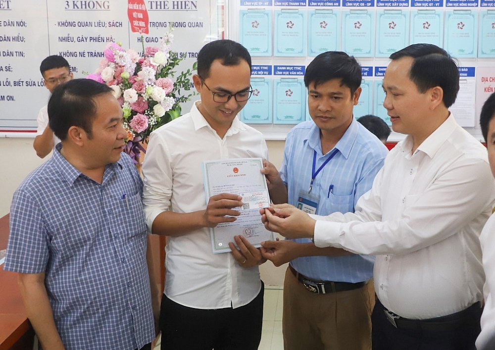Công dân đầu tiên được cấp giấy khai sinh, thẻ BHYT qua dịch vụ công liên thông